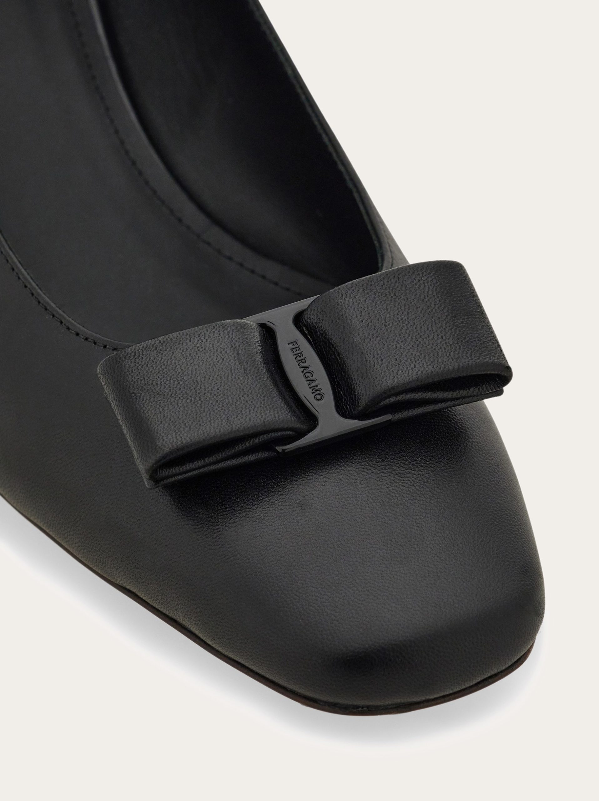 Ferragamo Iconic bow pump - Image 6